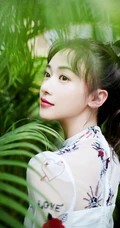 吴谨言印花透明轻纱白裙户外泳池戏水唯美写真