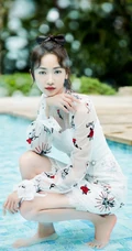 吴谨言印花透明轻纱白裙户外泳池戏水唯美写真