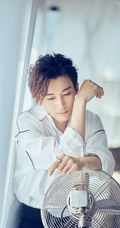 山东帅哥刘学义慵懒休闲居家写真照片