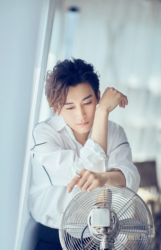 山东帅哥刘学义慵懒休闲居家写真照片