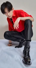 易烊千玺红衣，皮裤，尖头皮靴帅气穿搭写真图片