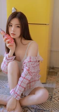 你不笑的时候更美，长发飘飘气质温柔气质女生居家清新写真图集