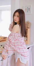 你不笑的时候更美，长发飘飘气质温柔气质女生居家清新写真图集