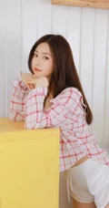 你不笑的时候更美，长发飘飘气质温柔气质女生居家清新写真图集