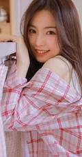 你不笑的时候更美，长发飘飘气质温柔气质女生居家清新写真图集
