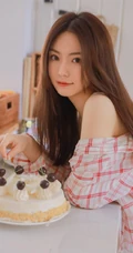 你不笑的时候更美，长发飘飘气质温柔气质女生居家清新写真图集