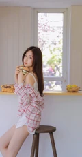 你不笑的时候更美，长发飘飘气质温柔气质女生居家清新写真图集