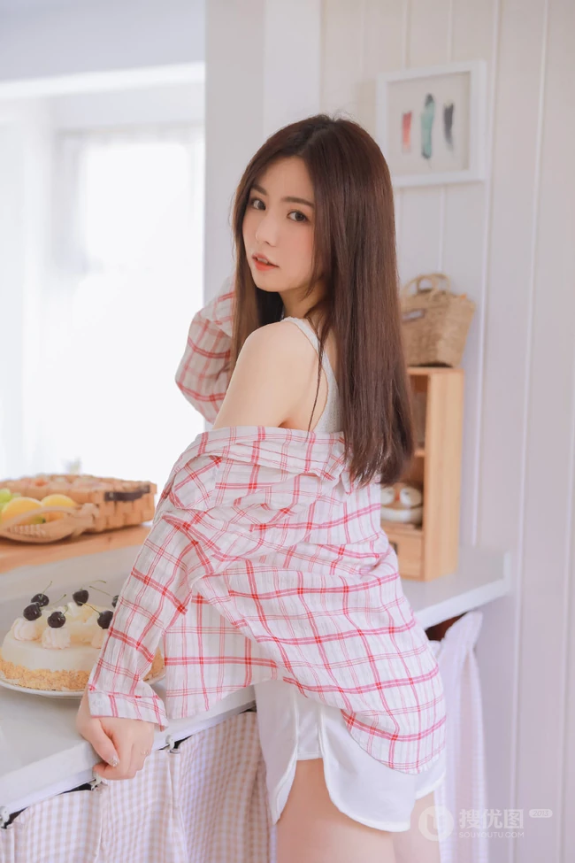 你不笑的时候更美，长发飘飘气质温柔气质女生居家清新写真图集