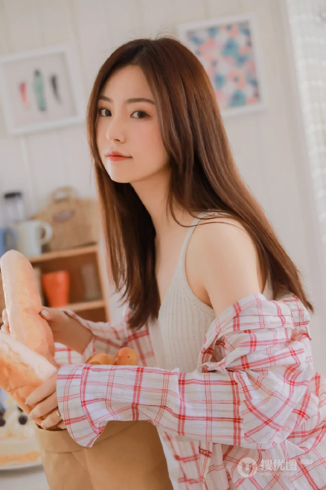 你不笑的时候更美，长发飘飘气质温柔气质女生居家清新写真图集