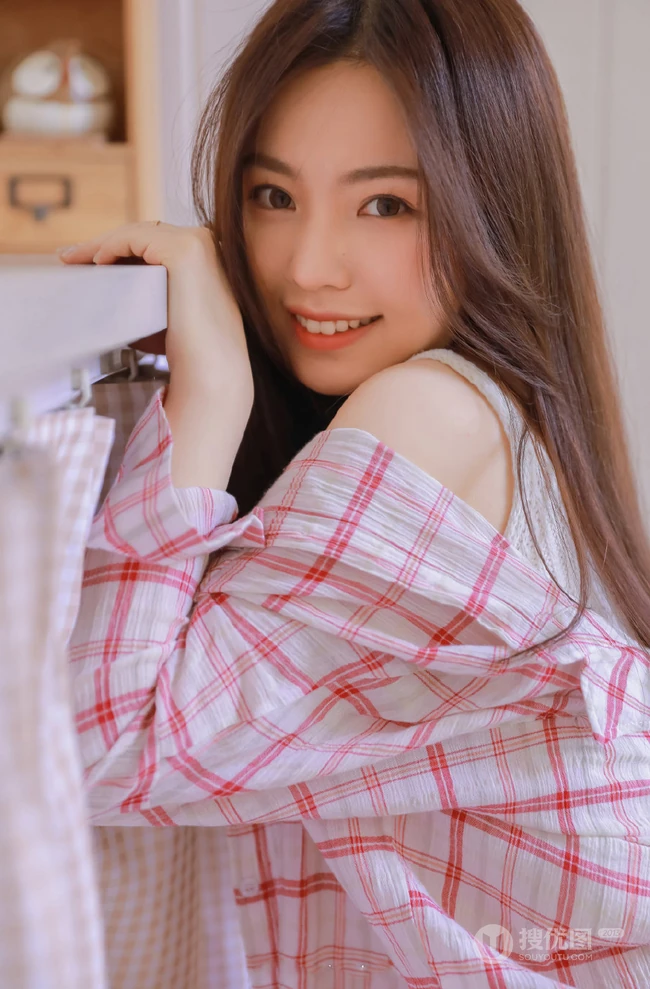 你不笑的时候更美，长发飘飘气质温柔气质女生居家清新写真图集