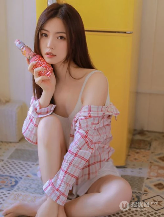 你不笑的时候更美，长发飘飘气质温柔气质女生居家清新写真图集
