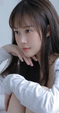 你每次抬手挺胸的样子都很动人，傲人胸围漂亮浅粉女生沙发写真图片