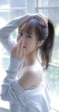 你每次抬手挺胸的样子都很动人，傲人胸围漂亮浅粉女生沙发写真图片