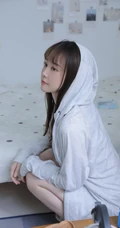 你每次抬手挺胸的样子都很动人，傲人胸围漂亮浅粉女生沙发写真图片