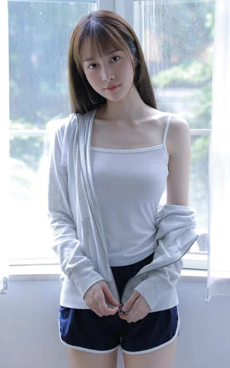 你每次抬手挺胸的样子都很动人，傲人胸围漂亮浅粉女生沙发写真图片