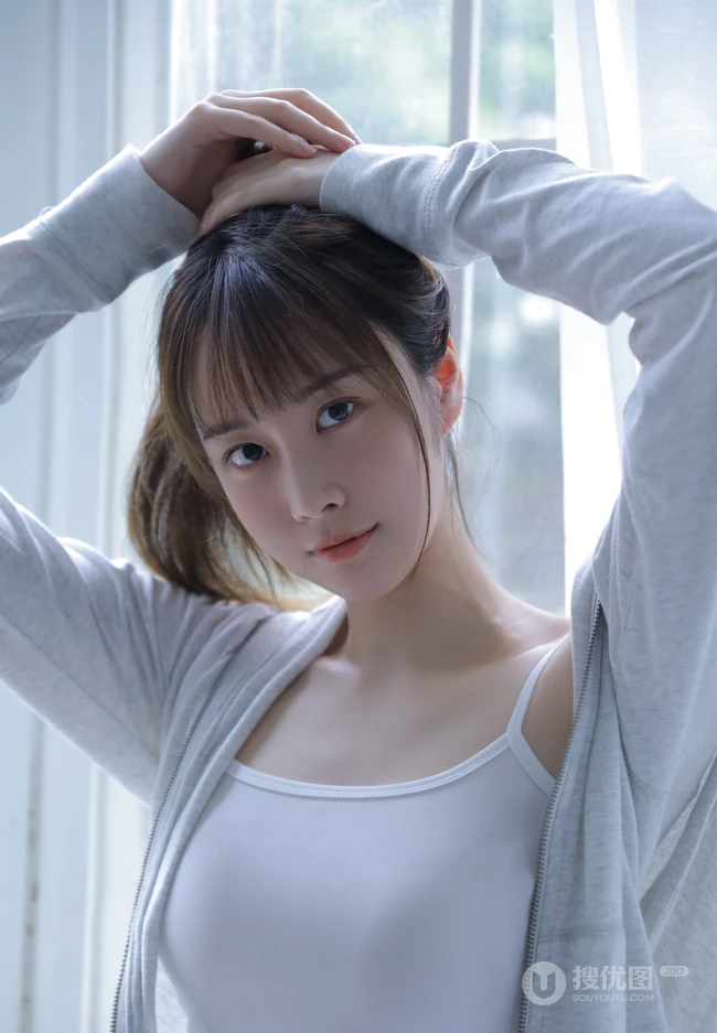 你每次抬手挺胸的样子都很动人，傲人胸围漂亮浅粉女生沙发写真图片
