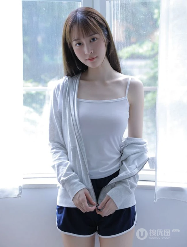 你每次抬手挺胸的样子都很动人，傲人胸围漂亮浅粉女生沙发写真图片