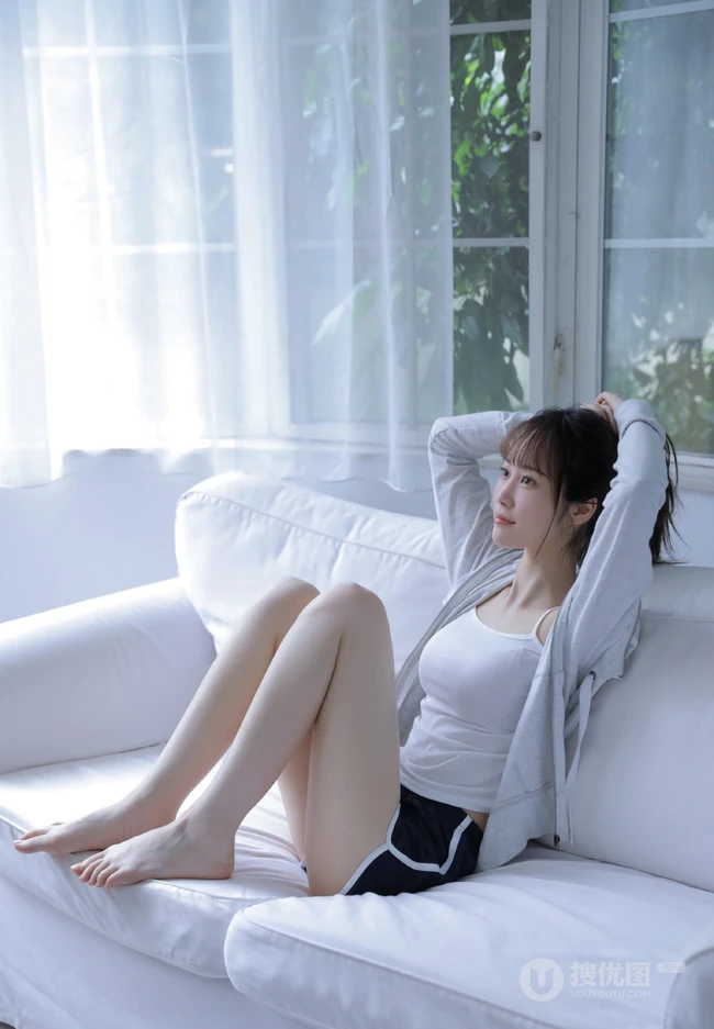 你每次抬手挺胸的样子都很动人，傲人胸围漂亮浅粉女生沙发写真图片
