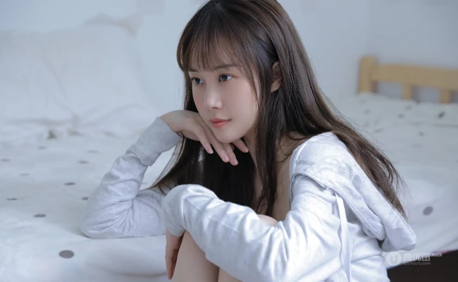 你每次抬手挺胸的样子都很动人，傲人胸围漂亮浅粉女生沙发写真图片