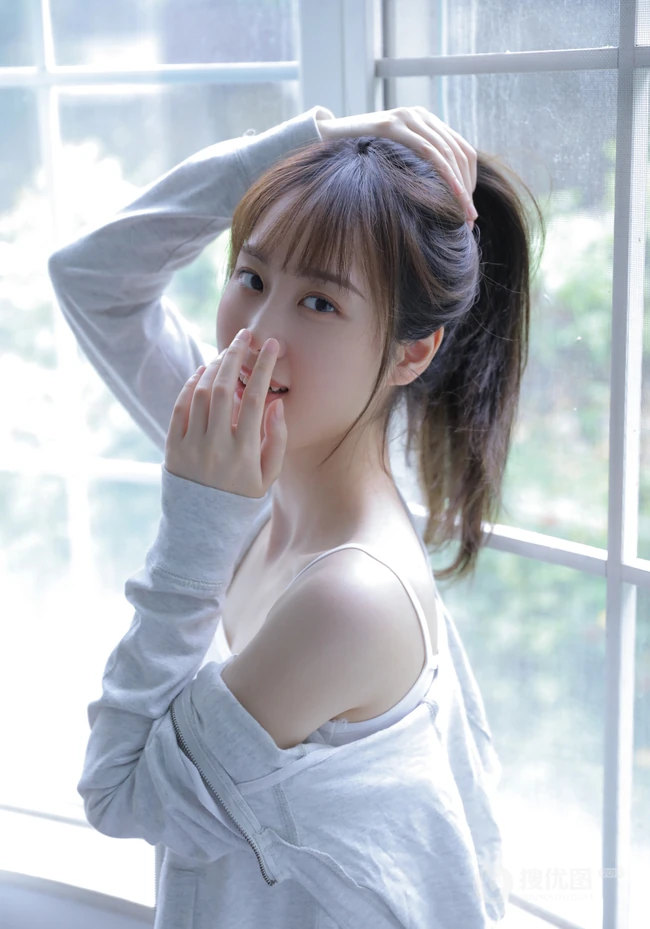 你每次抬手挺胸的样子都很动人，傲人胸围漂亮浅粉女生沙发写真图片