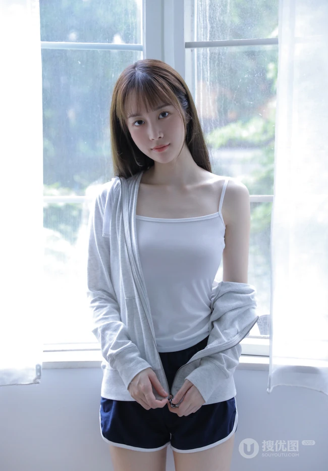 你每次抬手挺胸的样子都很动人，傲人胸围漂亮浅粉女生沙发写真图片