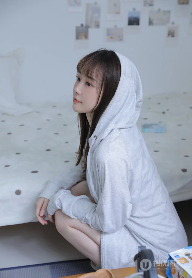 你每次抬手挺胸的样子都很动人，傲人胸围漂亮浅粉女生沙发写真图片