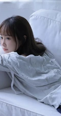 你每次抬手挺胸的样子都很动人，傲人胸围漂亮浅粉女生沙发写真图片