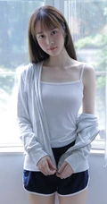 你每次抬手挺胸的样子都很动人，傲人胸围漂亮浅粉女生沙发写真图片