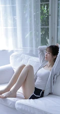你每次抬手挺胸的样子都很动人，傲人胸围漂亮浅粉女生沙发写真图片