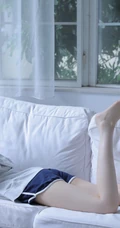 你每次抬手挺胸的样子都很动人，傲人胸围漂亮浅粉女生沙发写真图片