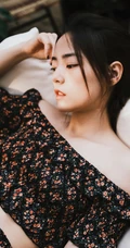 女演员薇薇安碎花裙慵懒复古写真美照