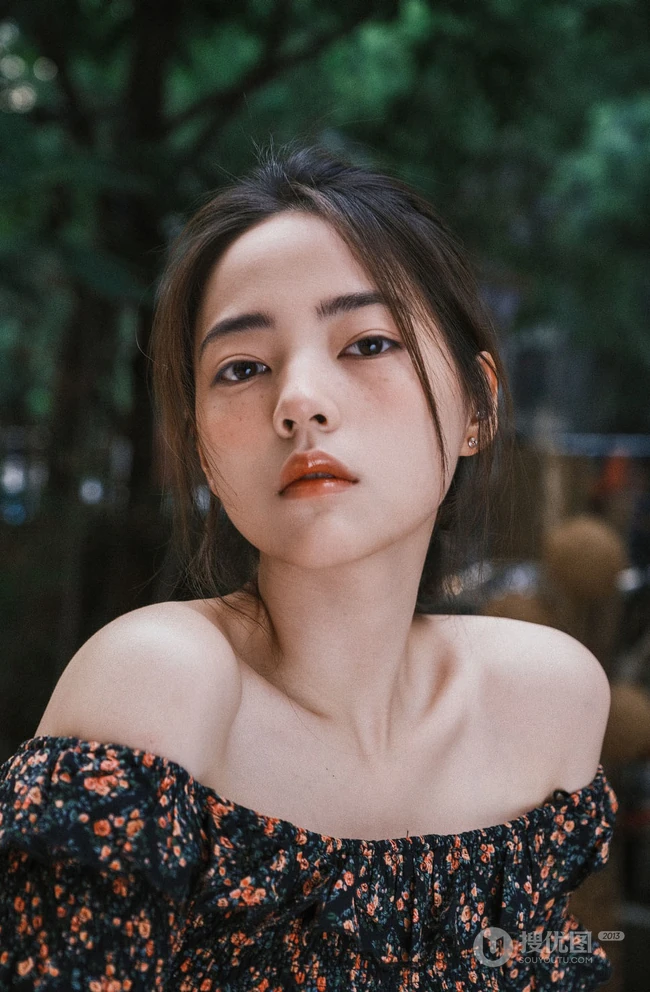女演员薇薇安碎花裙慵懒复古写真美照