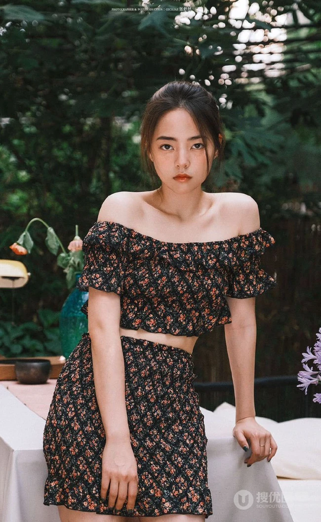 女演员薇薇安碎花裙慵懒复古写真美照