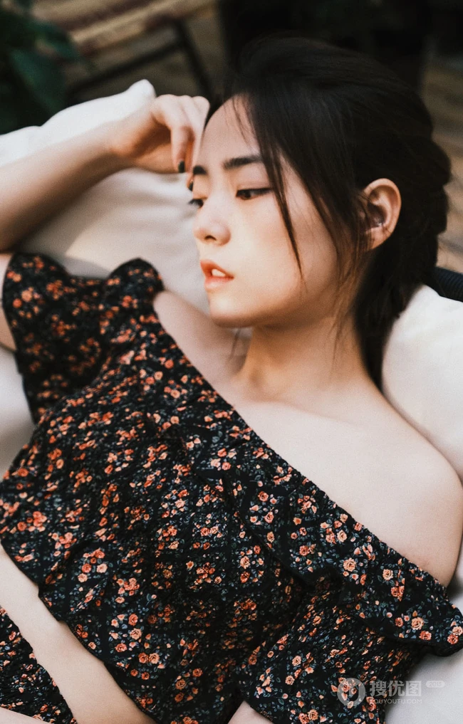 女演员薇薇安碎花裙慵懒复古写真美照