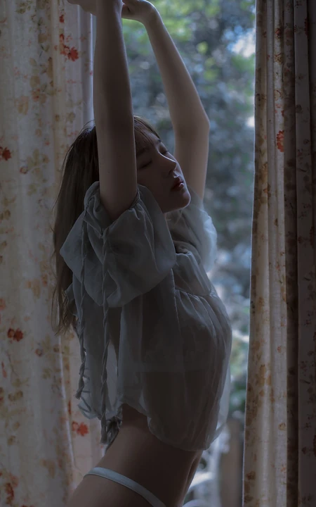 抬手伸懒腰的性感漂亮美腿小蛮腰美女2k高清手机壁纸图片