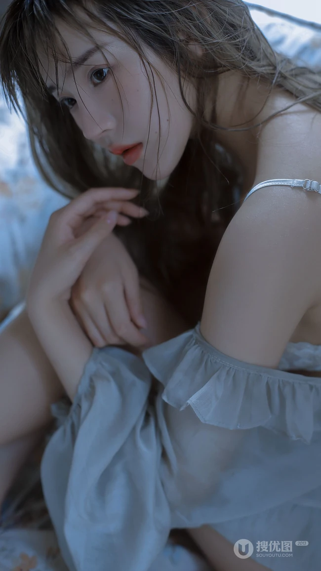 抬手伸懒腰的性感漂亮美腿小蛮腰美女2k高清手机壁纸图片