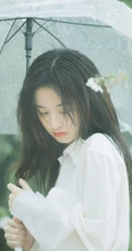 手拿雨伞的清纯白衣少女优优下雨天户外摄影写真美图