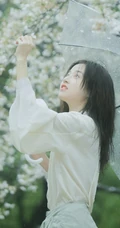 手拿雨伞的清纯白衣少女优优下雨天户外摄影写真美图