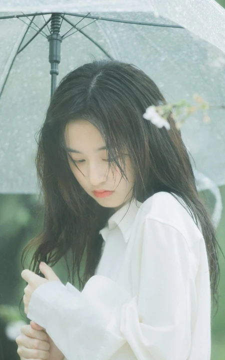 手拿雨伞的清纯白衣少女优优下雨天户外摄影写真美图