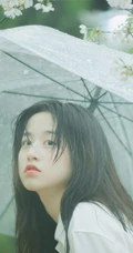 手拿雨伞的清纯白衣少女优优下雨天户外摄影写真美图