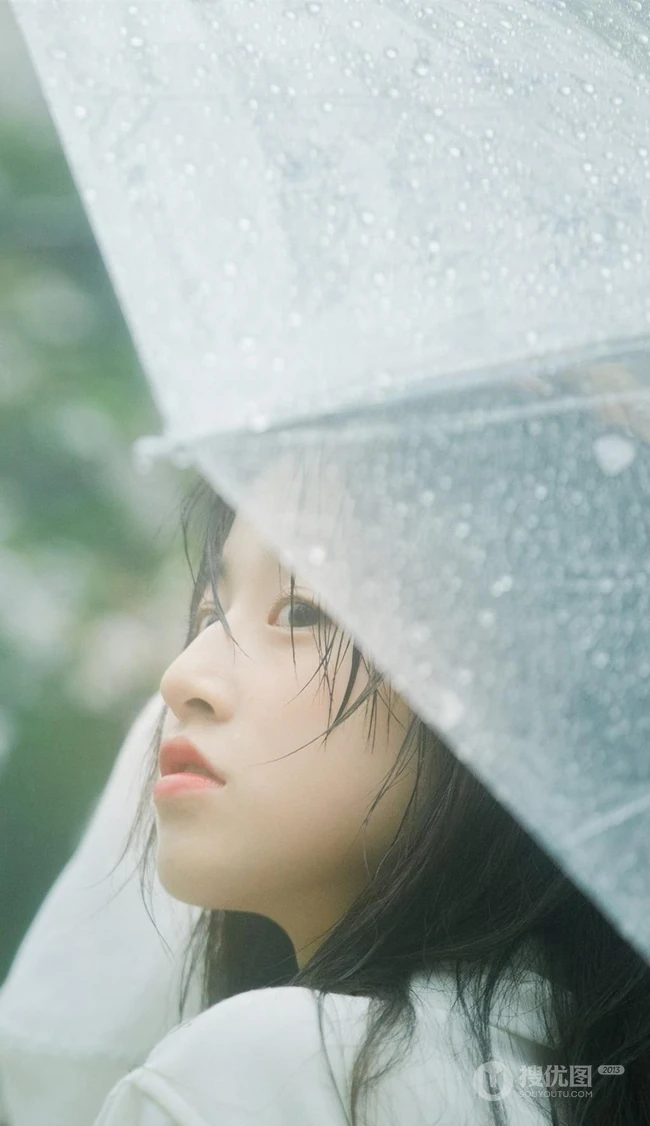 手拿雨伞的清纯白衣少女优优下雨天户外摄影写真美图