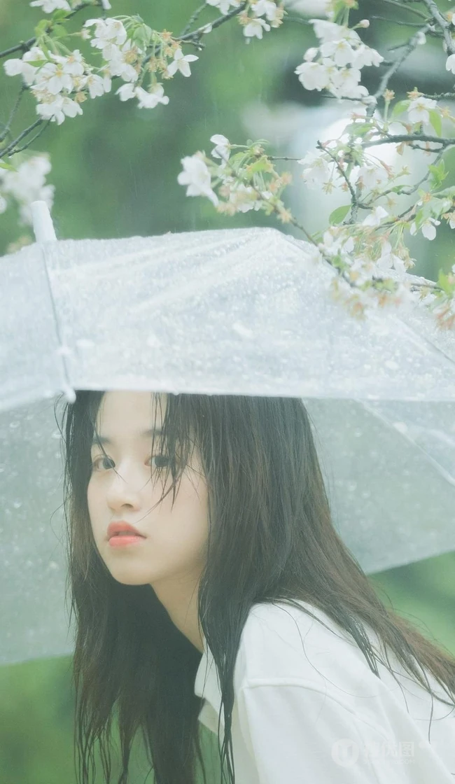 手拿雨伞的清纯白衣少女优优下雨天户外摄影写真美图