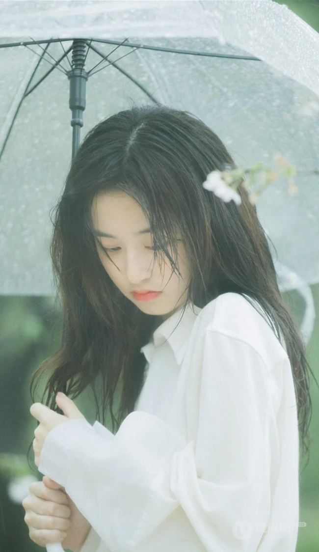 手拿雨伞的清纯白衣少女优优下雨天户外摄影写真美图
