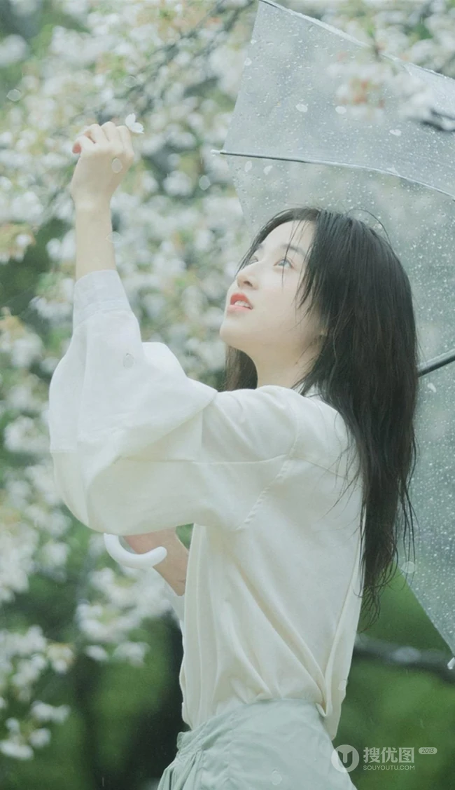 手拿雨伞的清纯白衣少女优优下雨天户外摄影写真美图