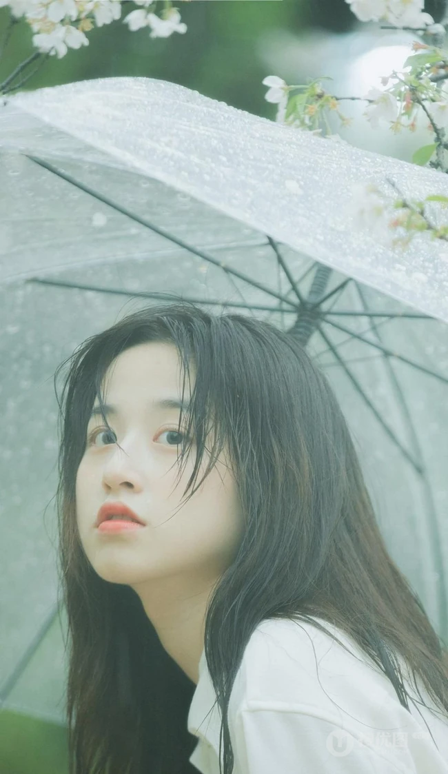 手拿雨伞的清纯白衣少女优优下雨天户外摄影写真美图