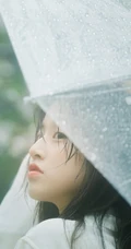手拿雨伞的清纯白衣少女优优下雨天户外摄影写真美图