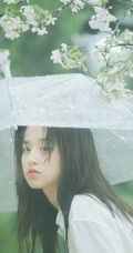 手拿雨伞的清纯白衣少女优优下雨天户外摄影写真美图