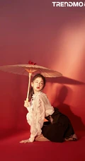 蔡卓宜超美国潮风，中国红主题七月杂志写真大片