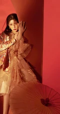 蔡卓宜超美国潮风，中国红主题七月杂志写真大片