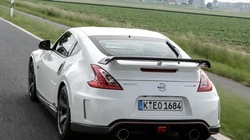 白色车身尼桑（Nissan）370Z跑车帅气桌面壁纸合集
